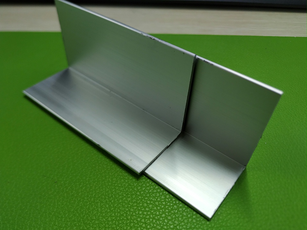 廠(chǎng)家開(kāi)模定制各種規格L型不等邊角鋁型材